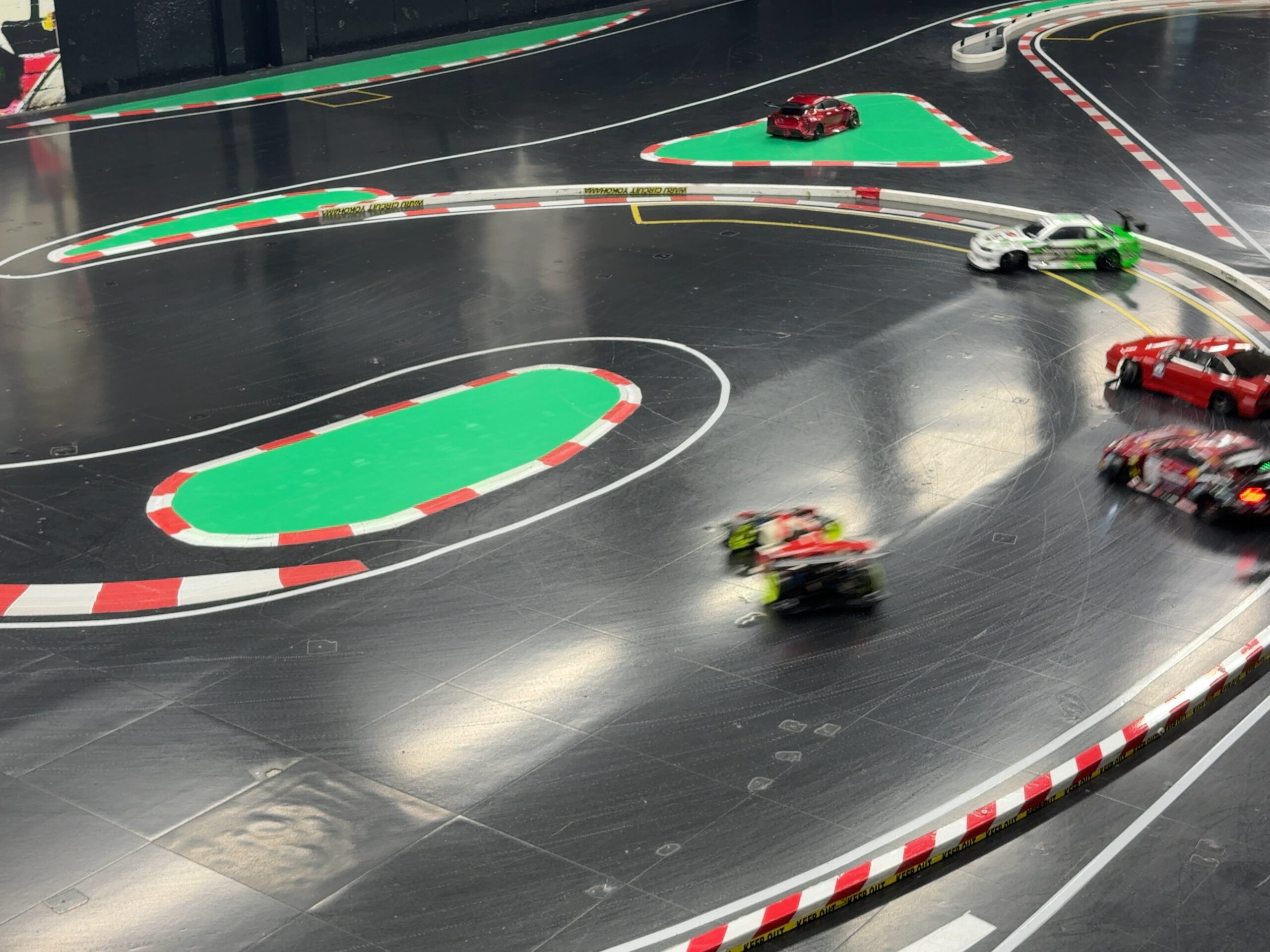 シバタミーティングでドリフト走行を楽しむラジコンカー