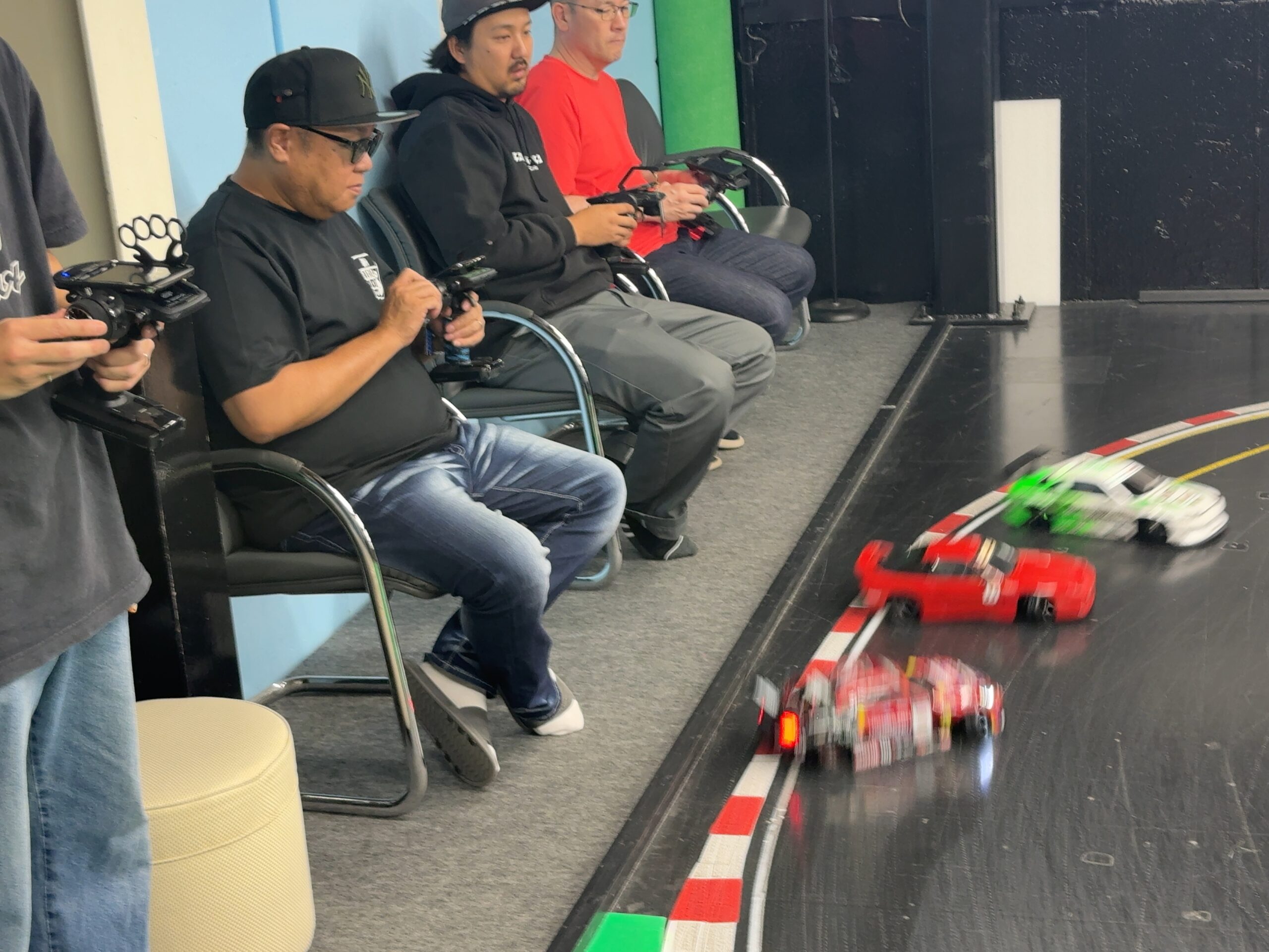 プロポを手に走行を楽しむシバタミーティングの参加者