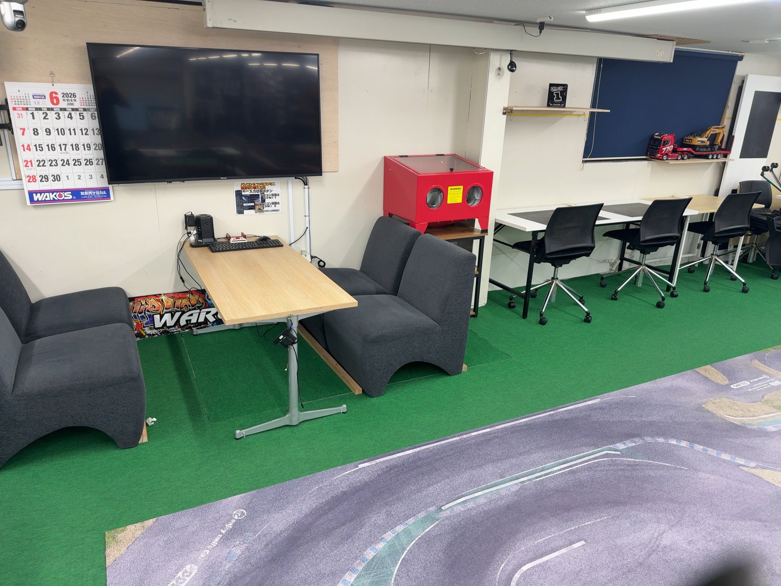 ソファとテレビのあるくつろぎスペース
