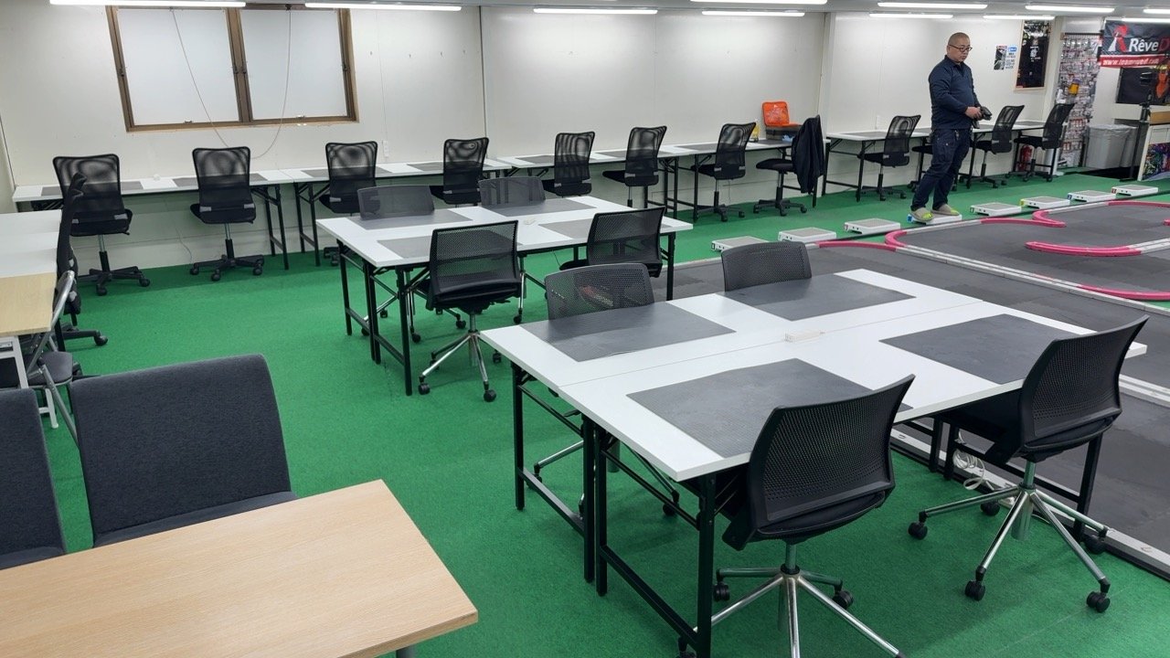 明るく清潔な室内とピットテーブル