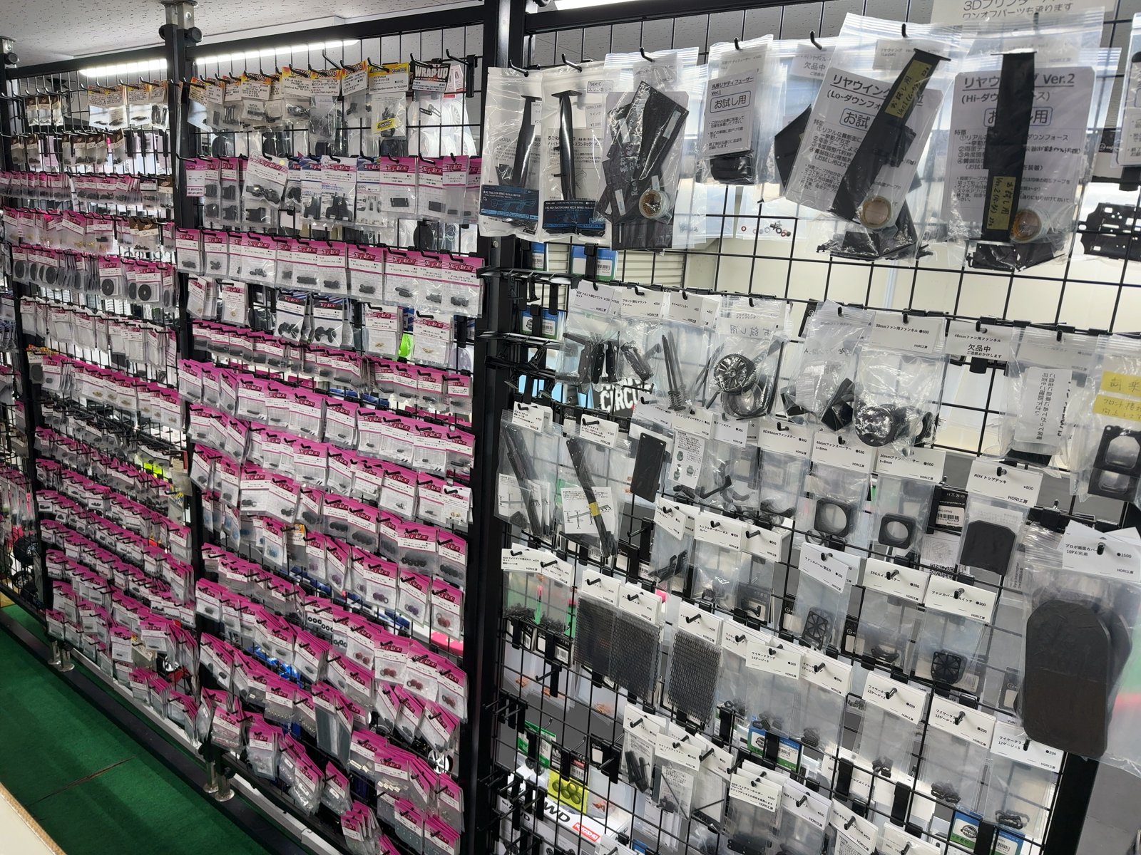 パーツが並ぶ店内SHOPコーナー