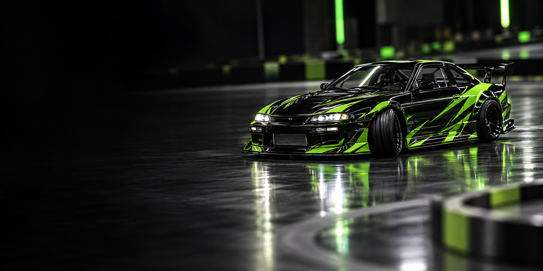 WARUサーキットのトップページ・黒とグリーンのRCドリフトカー