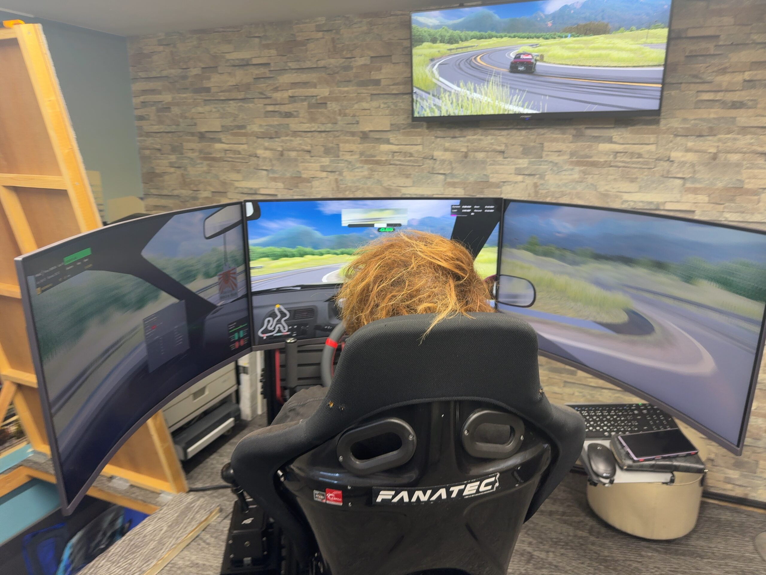 シートに座ってドライビングを楽しむ体験風景